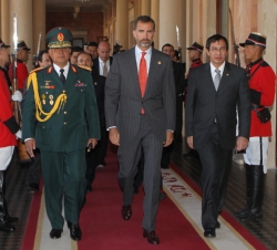 Don Felipe a su llegada al Palacio de Gobierno donde mantuvo un encuentro con el presidente saliente, Federico Franco